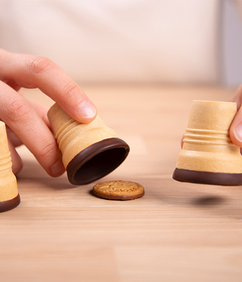deb-keksmomente-fuer-uns-spielen Keksmoment DeBeukelaer Für uns Hütchenspiel