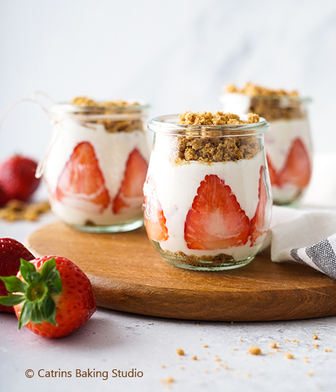 Dessert im Glas mit Erdbeeren und Hafer-Cookies von DeBeukelaer