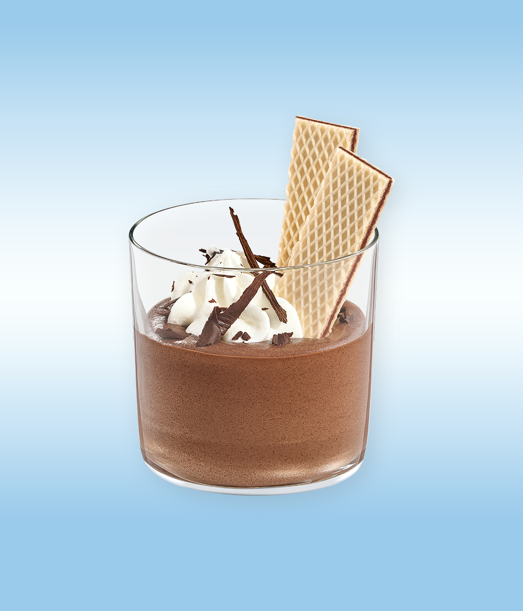 Veganes Mousse au Chocolat im Glas mit Waffeln und Schokoladenraspeln