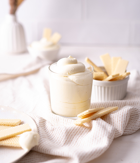 Cremiger Vanille-Dip im Glas mit knusprigen Eiswaffeln