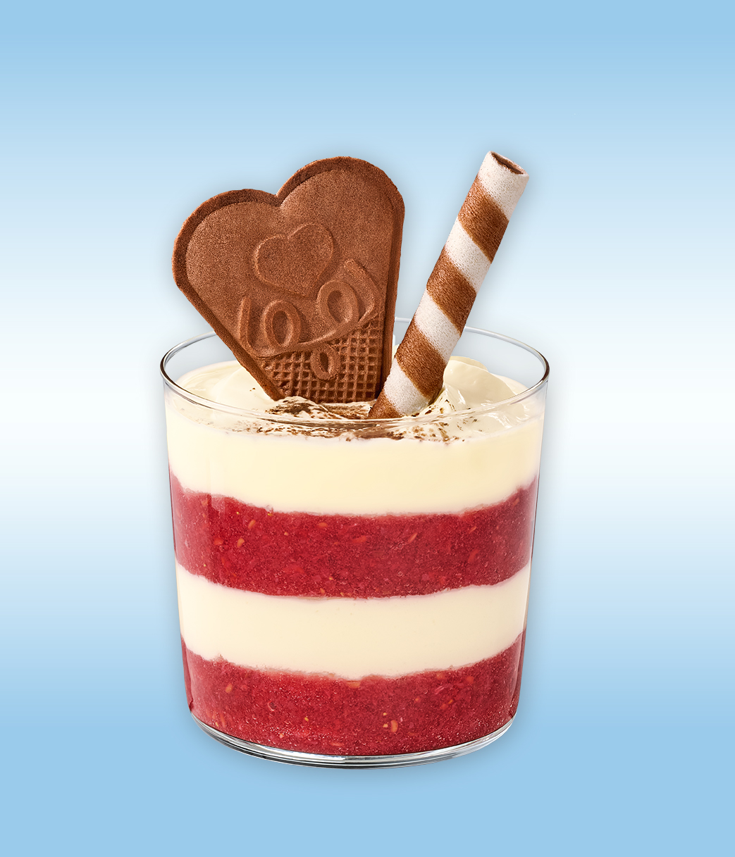 Mascarpone-Himbeer-Dessert im Glas mit Waffel-Herz und Waffel-Halm