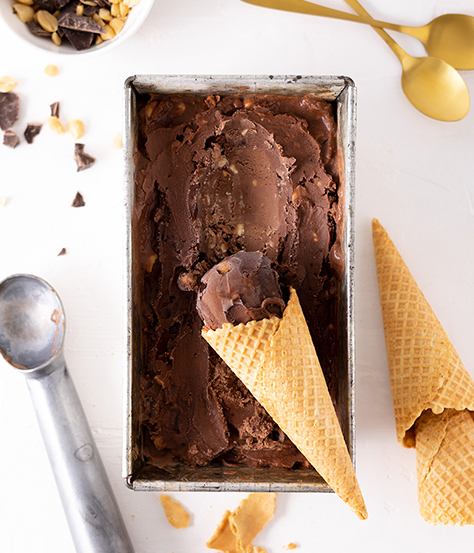 Schoko-Erdnuss-Eis in einer Form mit Eiswaffeltüte